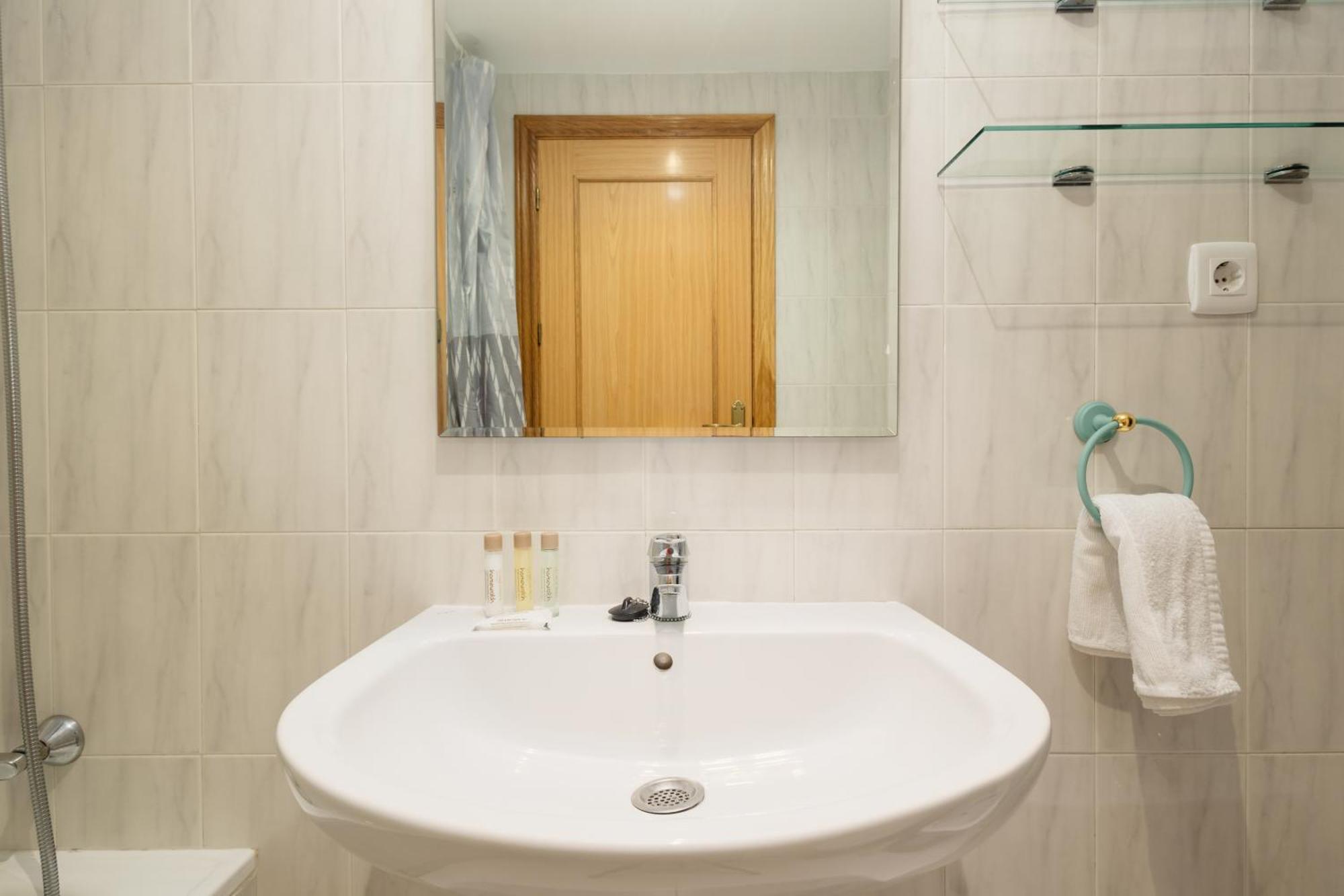 Beautiful Townhouse Walking Distance To The Beach In Costabella, Marbella Exteriör bild