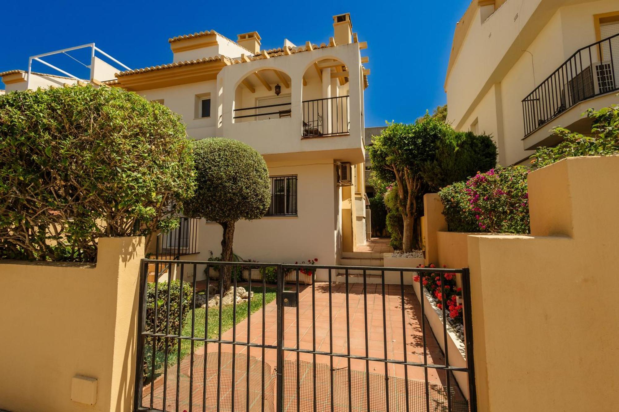 Beautiful Townhouse Walking Distance To The Beach In Costabella, Marbella Exteriör bild