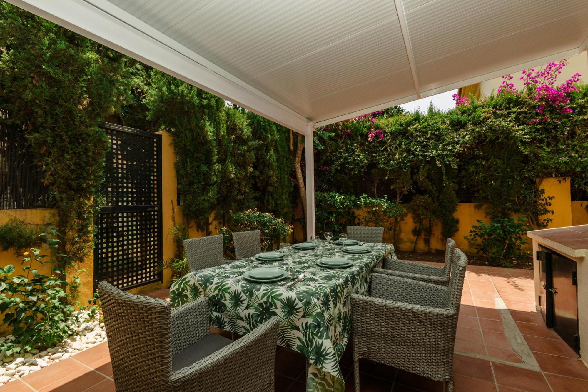 Beautiful Townhouse Walking Distance To The Beach In Costabella, Marbella Exteriör bild